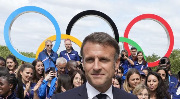 epa11491214 French President Emmanuel Macron (C) leaves after posing with French athletes during a visit to the Olympic village of the Paris 2024 Olympic Games, in Paris, France, 22 July 2024.  EPA/MICHEL EULER / POOL MAXPPP OUT