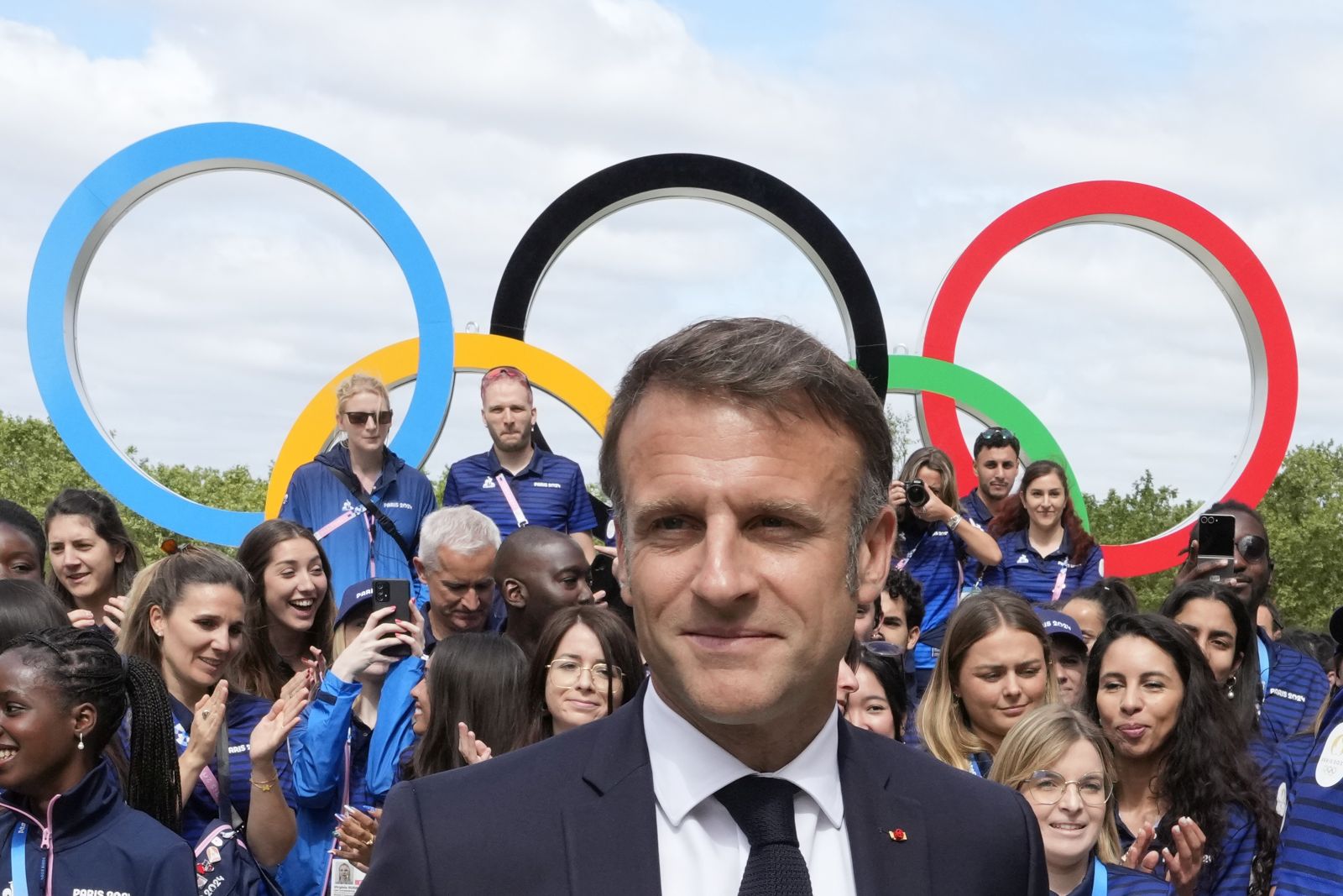 epa11491214 French President Emmanuel Macron (C) leaves after posing with French athletes during a visit to the Olympic village of the Paris 2024 Olympic Games, in Paris, France, 22 July 2024.  EPA/MICHEL EULER / POOL MAXPPP OUT