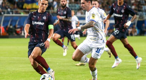 epa11493178 Mykola Shaparenko (R) of Dynamo Kyiv and Svetozar Markovic (L) of Partizan Belgrade in action during the UEFA Champions League  qualifying second round soccer match between Dynamo Kyiv and Partizan Belgrade in Lublin, southeast Poland, 23 July 2024.  EPA/Wojciech Szubartowski  POLAND OUT