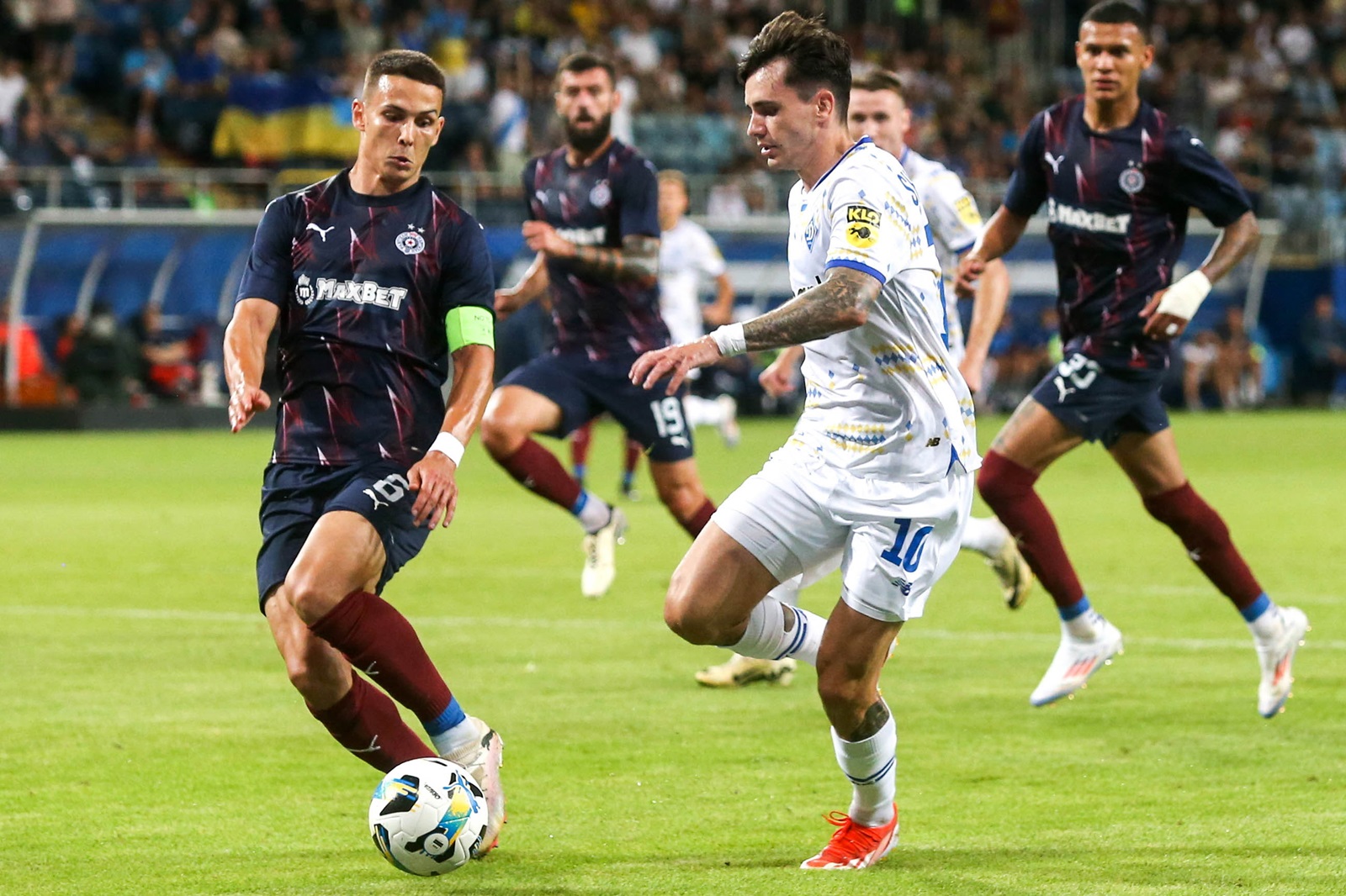 epa11493178 Mykola Shaparenko (R) of Dynamo Kyiv and Svetozar Markovic (L) of Partizan Belgrade in action during the UEFA Champions League  qualifying second round soccer match between Dynamo Kyiv and Partizan Belgrade in Lublin, southeast Poland, 23 July 2024.  EPA/Wojciech Szubartowski  POLAND OUT