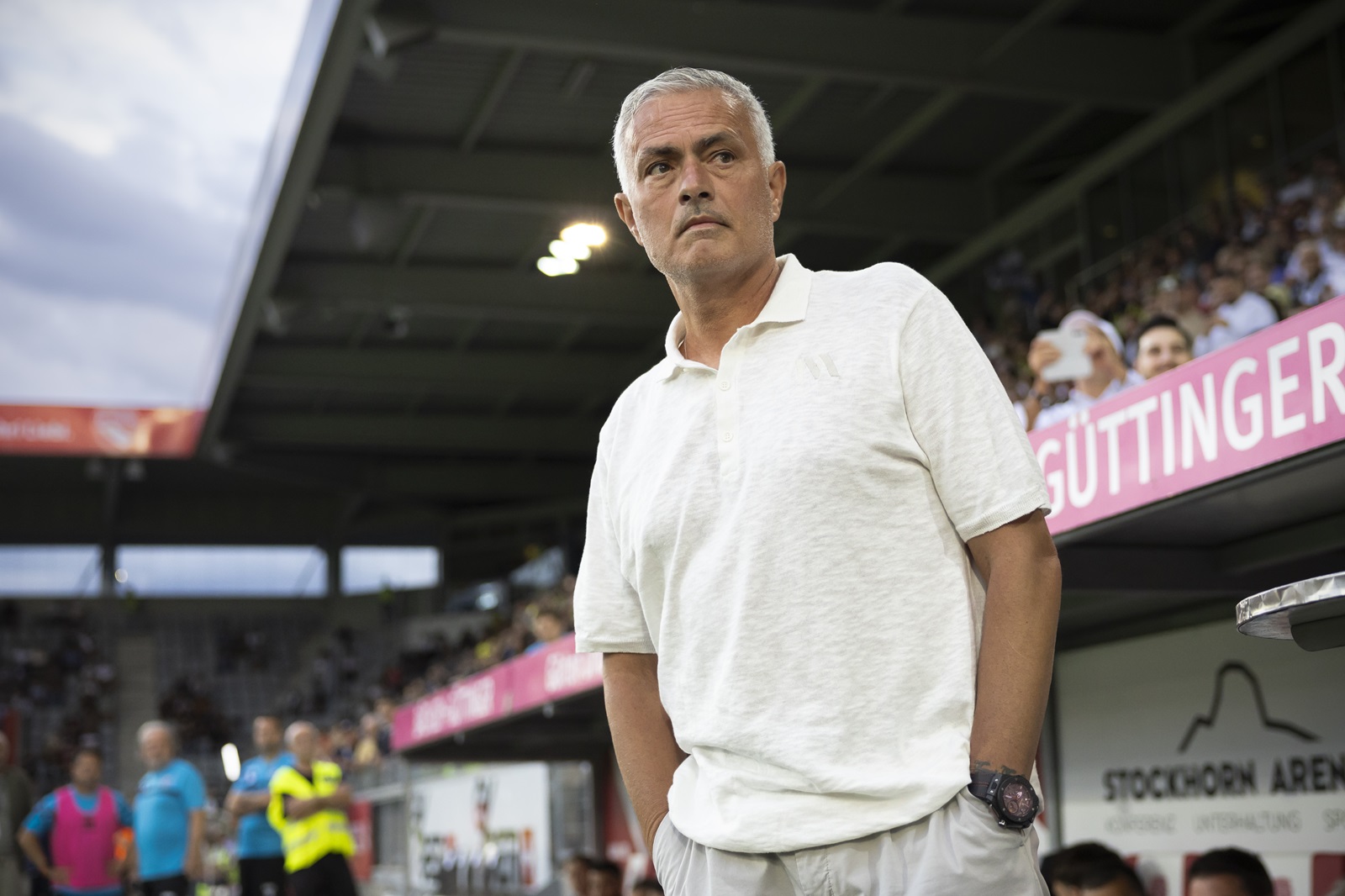 epa11493206 Fenerbahce's head coach Jose Mourinho waits for Lugano's head coach Mattia Croci-Torti prior to the UEFA Champions League qualifying second round first leg soccer match between FC Lugano and Fenerbahce Istanbul, in Thun, Switzerland, 23 July 2024.  EPA/PETER KLAUNZER