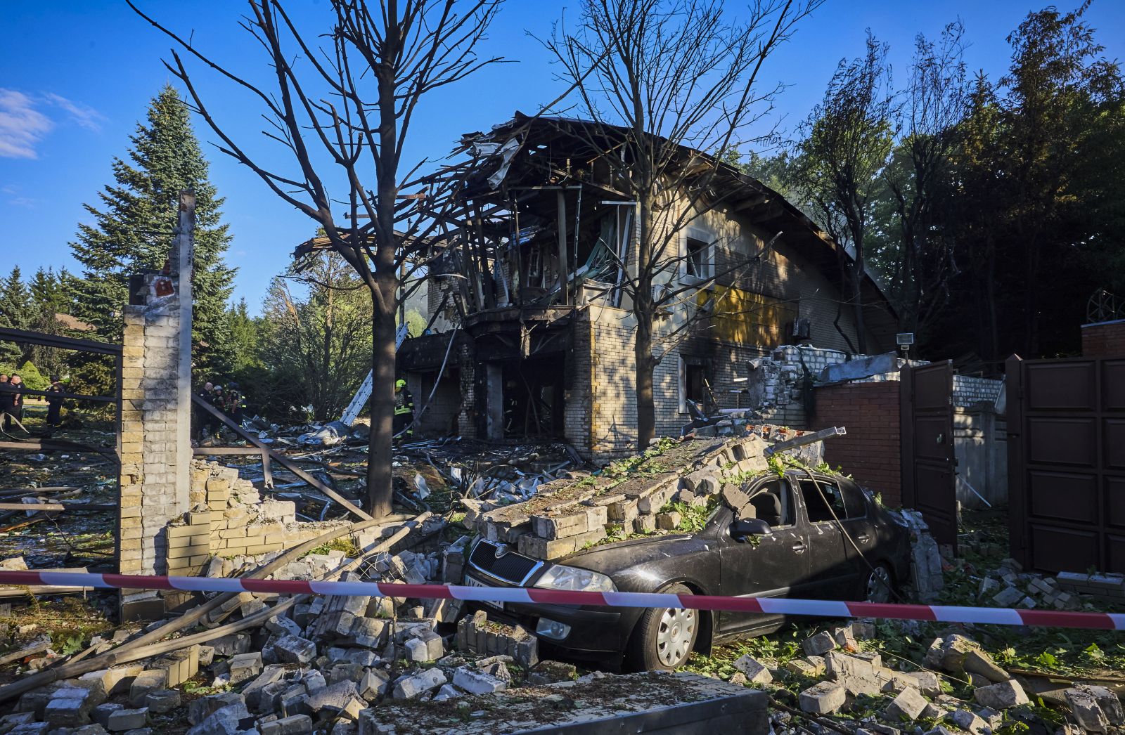 epa11494585 Ukrainian rescuers work at the site of a Russian glide-bomb attack on a private building in Kharkiv, northeastern Ukraine, 24 July 2024, amid the Russian invasion. At least three people were injured during a Russian attack on a private sector in Kharkiv, according to the head of the Kharkiv Military Administration Oleg Synegubov. Russian troops entered Ukrainian territory in February 2022, starting a conflict that has provoked destruction and a humanitarian crisis.  EPA/SERGEY KOZLOV