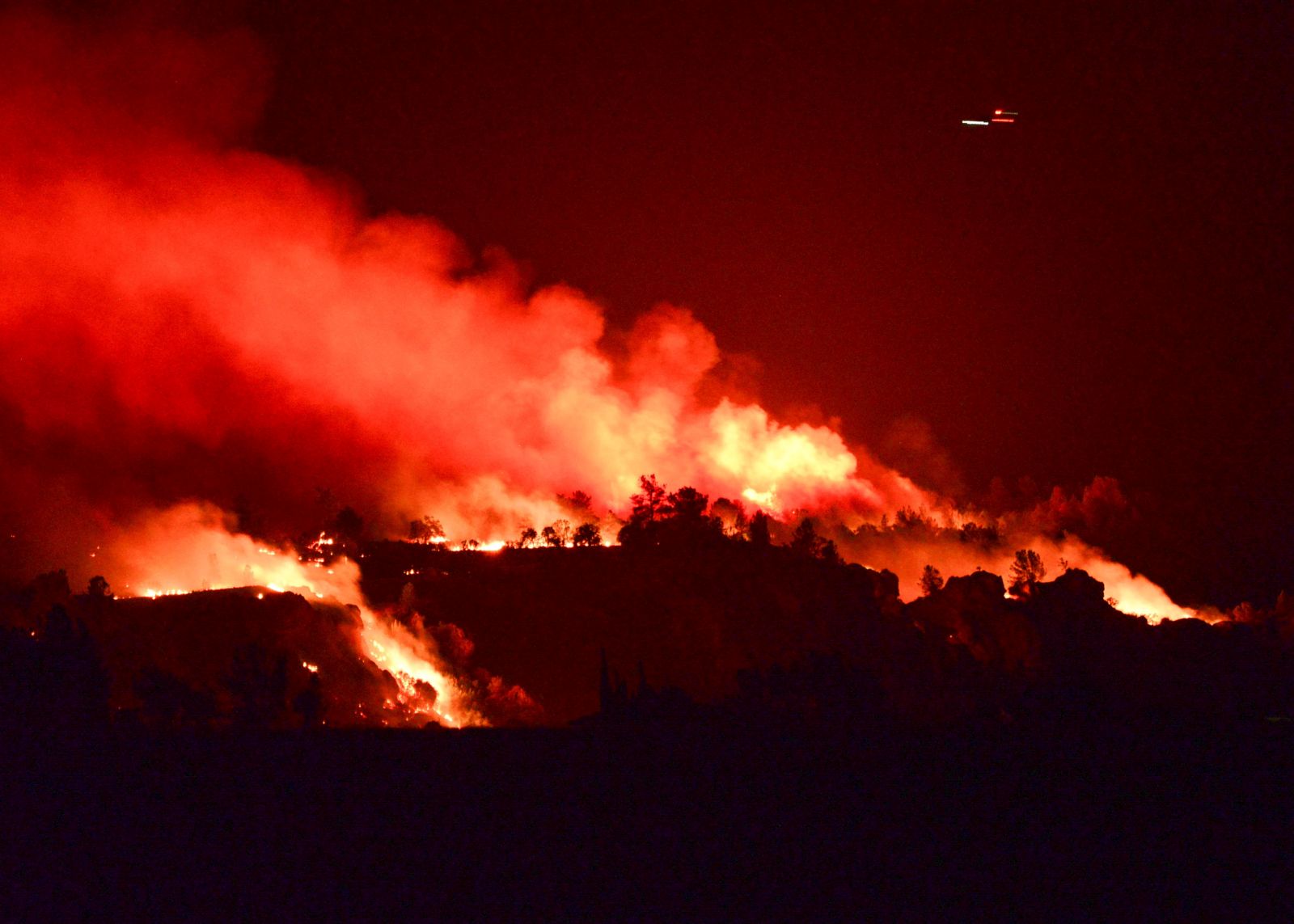 epa11496638 A handout photo made available by the Chico Enterprise-Record shows the Park Fire burning on 24 July 2024 in Chico, California, USA, (Issued on 25 July 2024). A 42-year-old man from Chico is under arrest and in Butte County Jail. The Butte County District Attorney, Mike Ramsey said the man’s identity will be revealed later. According to the press release by Butte County District Attorney Mike Ramsey, the unknown male was seen pushing a car that was on fire into a gully, going down an embankment approximately 60 feet and burned completely, spreading flames that caused the Park Fire. Flames spreading from the car caused the blaze that surpassed 45,000 acres overnight.  EPA/DAN REIDEL / HANDOUT FOR EDITORIAL USE ONLY: MANDATORY CREDIT - DAN REIDEL / CHICO ENTERPRISE-RECORDHANDOUT EDITORIAL USE ONLY/NO SALES