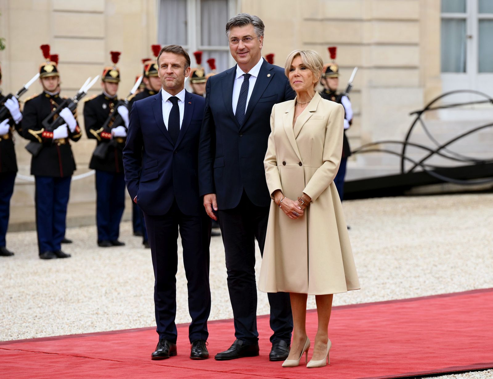 Pariz, 26.07.2024 - Uoèi otvaranja  XXXIII. Olimpijskih igara, predsjednik Vlade Andrej Plenkoviæ sudjelovao je na sveèanom prijemu u Elizejskoj palaèi. Na fotografiji Emmanuel Macron, Andrej Plenkoviæ, Brigitte Macron. foto HINA/ Vlada RH/ Damir GALIÆ/ lsd