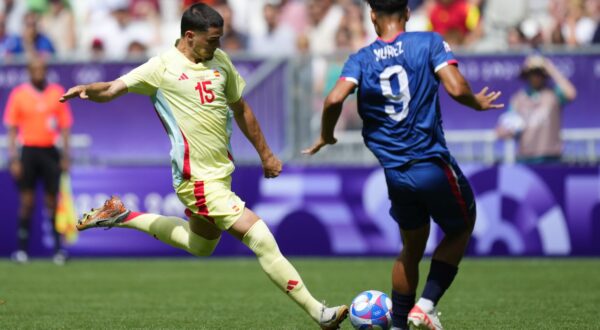 epa11499977 Miguel Gutierrez of Spain (L) scores a goal during the Men Group C match Dominican Republic vs Spain of the Soccer competitions in the Paris 2024 Olympic Games, at the Parc de Princes stadium in Paris, France, 27 July 2024.  EPA/M. Reino