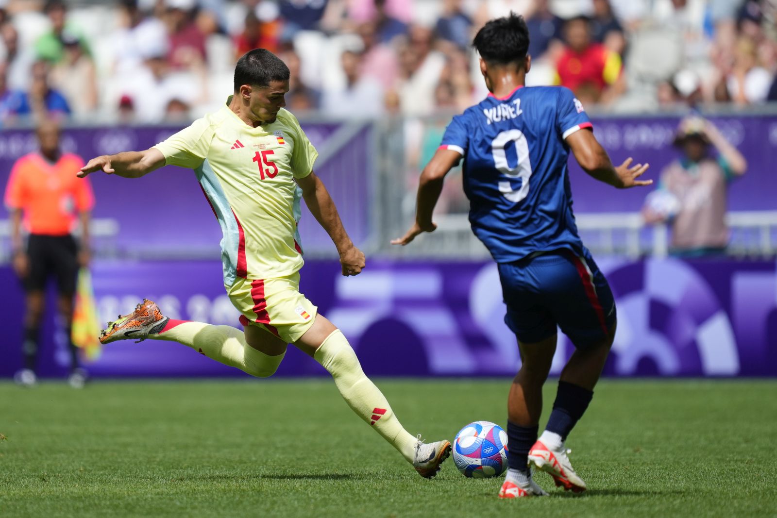 epa11499977 Miguel Gutierrez of Spain (L) scores a goal during the Men Group C match Dominican Republic vs Spain of the Soccer competitions in the Paris 2024 Olympic Games, at the Parc de Princes stadium in Paris, France, 27 July 2024.  EPA/M. Reino