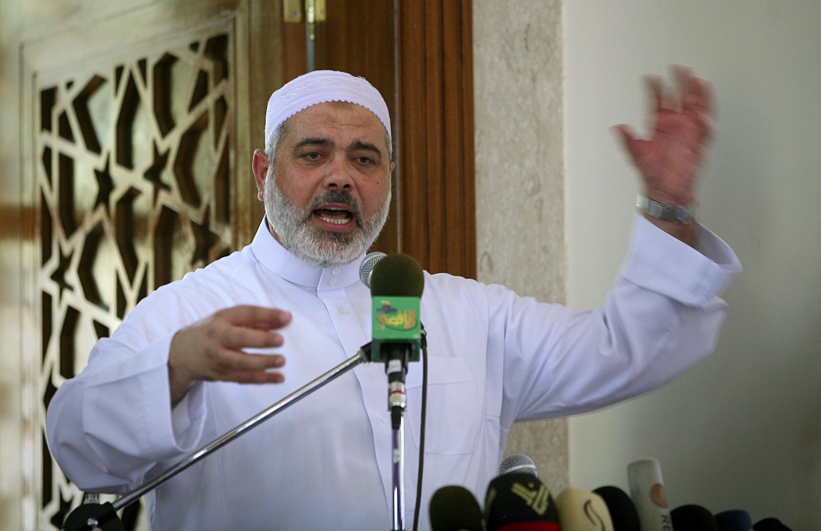 epa11510670 (FILE) - Senior Hamas leader Ismail Haniyeh gestures as he speaks at Friday prayers in Gaza City, 03 July 2009 (reissued 31 July 2024). According to the Islamic Republic News Agency, Hamas political chief Ismail Haniyeh and one of his bodyguards were killed in Tehran, Iran while in the country to attend the inauguration of Iran's newly elected president Masoud Pezeshkian.  EPA/ALI ALI