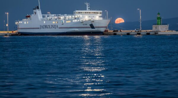 23.05.2024., Split - Izlazak punog mjeseca iznad novog Jadrolinijinog broda Oliver. Photo: Zvonimir Barisin/PIXSELL