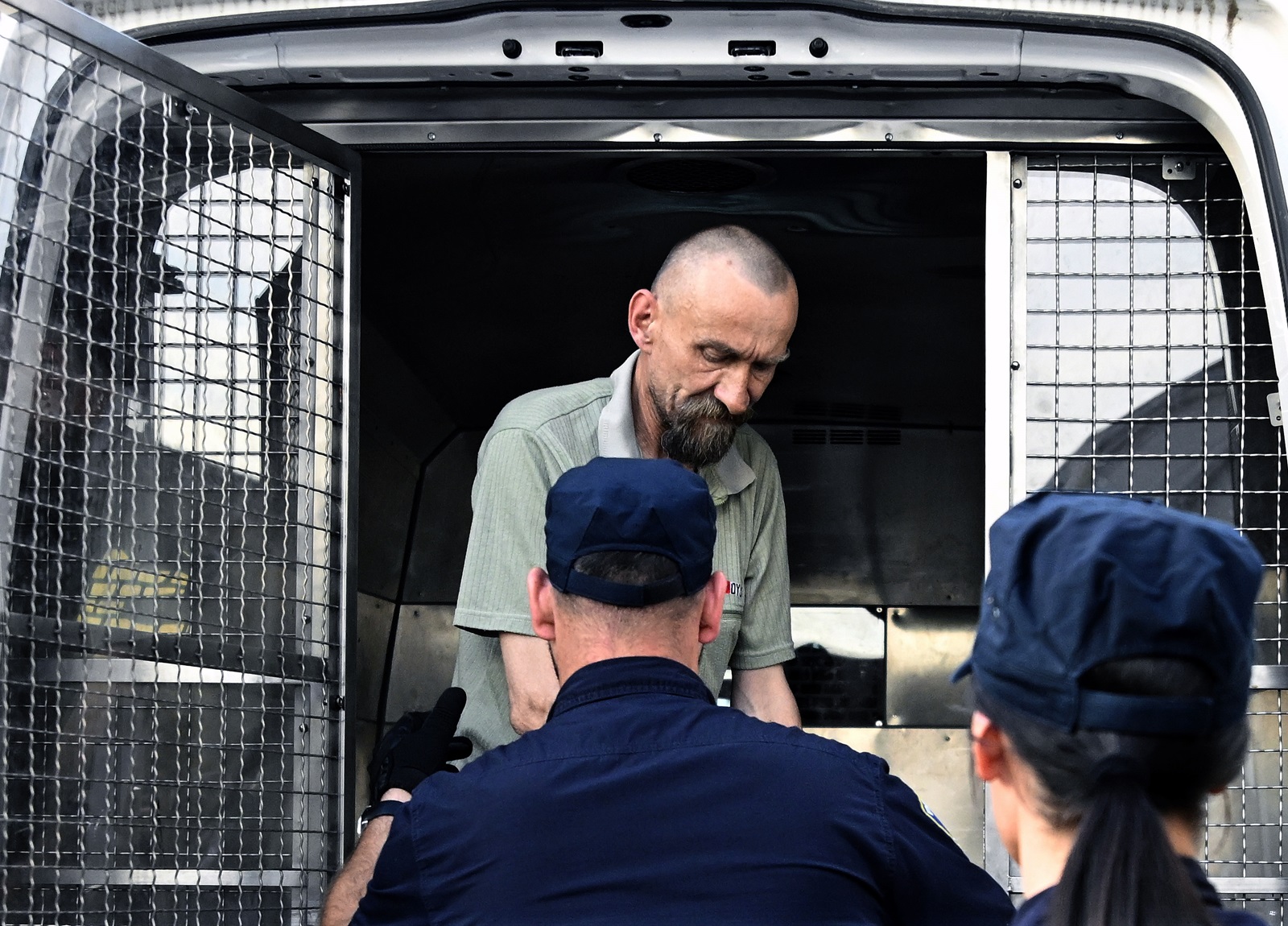 Bjelovar, 23.07.2024. - upanijsko dravno odvjetnitvo (DO) u Bjelovaru podnijet æe sucu istrage bjelovarskog upanijskog suda prijedlog za odreðivanje istranog zatvora protiv Kreimira Pahokija (51) koji se sumnjièi za 11 kaznenih djela i zbog opasnosti da bi okrivljenik boravkom na slobodi mogao ponoviti ista kaznena djela ili dovriti kaznena djela koja su ostala u pokuaju. Na fotografiji Kreimir Pahoki (C). foto HINA/ lsd