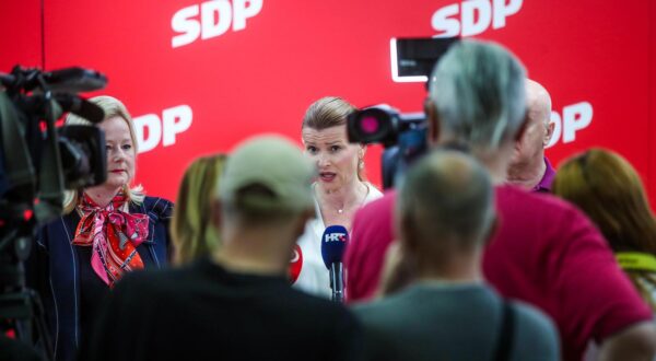 01.07.2023., Zagreb - U sredisnjici SDP-a na Trgu Drage Iblera odrzana je tematska sjednica Glavnog odbora Foruma zena SDP-a i okrugli stol u povodu 10 godina clanstva Republike Hrvatske u Europskoj uniji, pod naslovom "Rodna ravnopravnost - sto smo postigli u proteklih 10 godina?". Sandra Krpan, Sabina Glasovac Photo: Slavko Midzor/PIXSELL