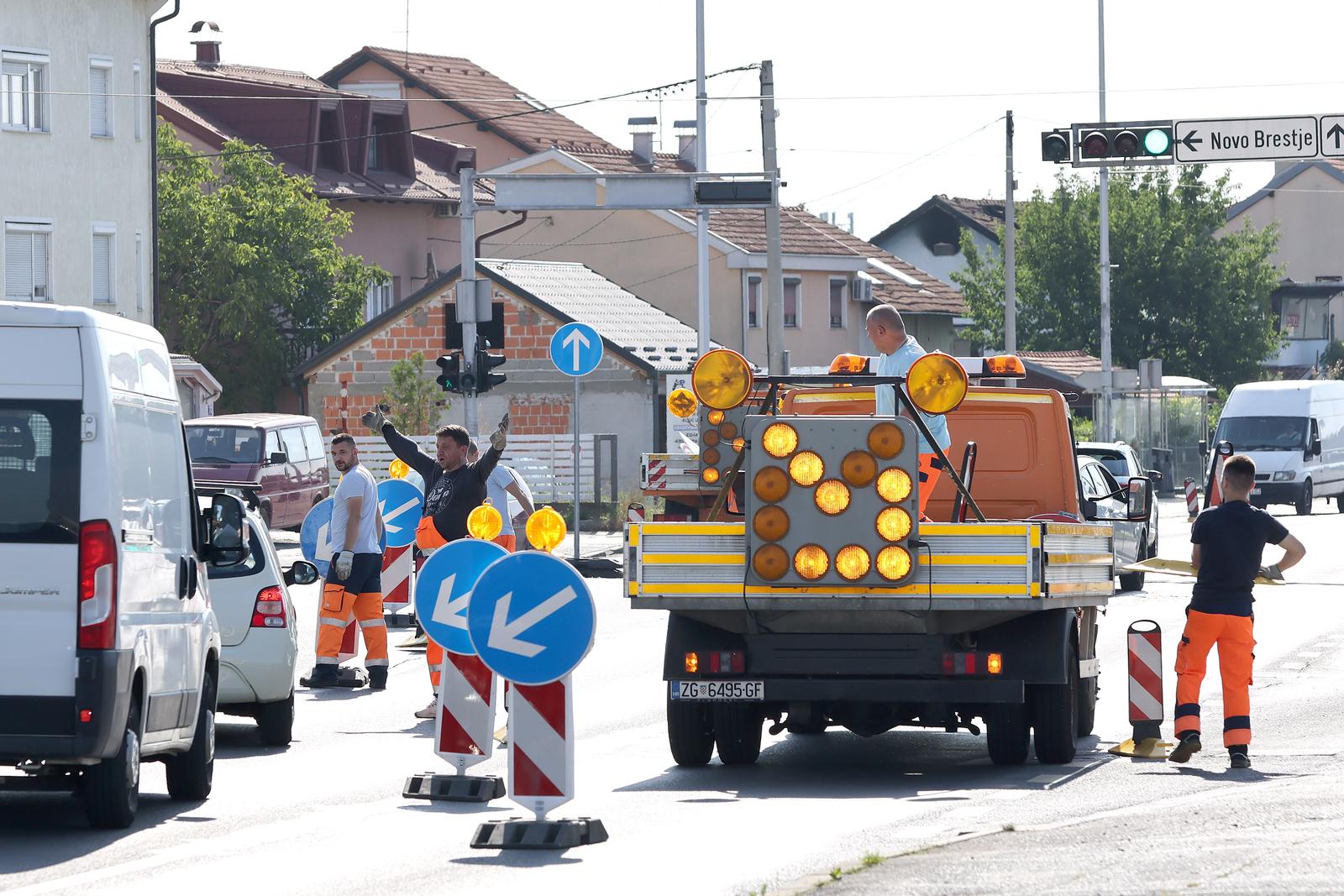 01.07.2024., Zagreb - Danas su poceli radovi na asfaltiranju juzne kolne trake Zagrebacke ceste od ulice Dubrava do Ulice Ljudevita Posavskog. Otezan promet ocekuje se na ovoj dionici sve do 31. srpnja. Photo: Patrik Macek/PIXSELL