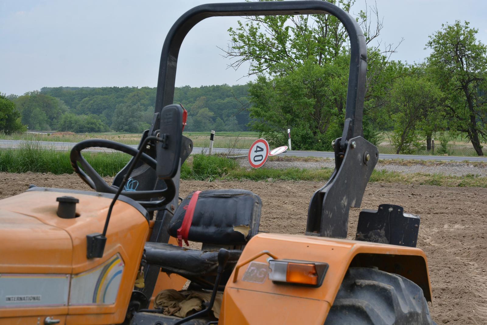 02.05.2018., Vrbovec, Haganj - Na drzavnoj prometnici u mjestu Haganj u popodnevnim satima dogodila se neobicna prometna nesreca u kojoj je vozac traktora izgubio nadzor jer mu je na traktoru otpao prednji uteg, na koji je naletio prednjim kotacima, uslijed cega je izgubio nadzor i sletio na oranicu uz prometnicu, a traktor je zavrsio 50-ak metara od prometnice. Nezgoda se dogodila na teritorijalnoj granici Koprivnicko-krizevacke i zagrebacke zupanije, pa je stoga traktorist zbog ozljeda prevezen u koprivnicku bolnicu, dok ce ocevid obavljati zagrebacka policija. rPhoto: Damir Spehar/PIXSELL