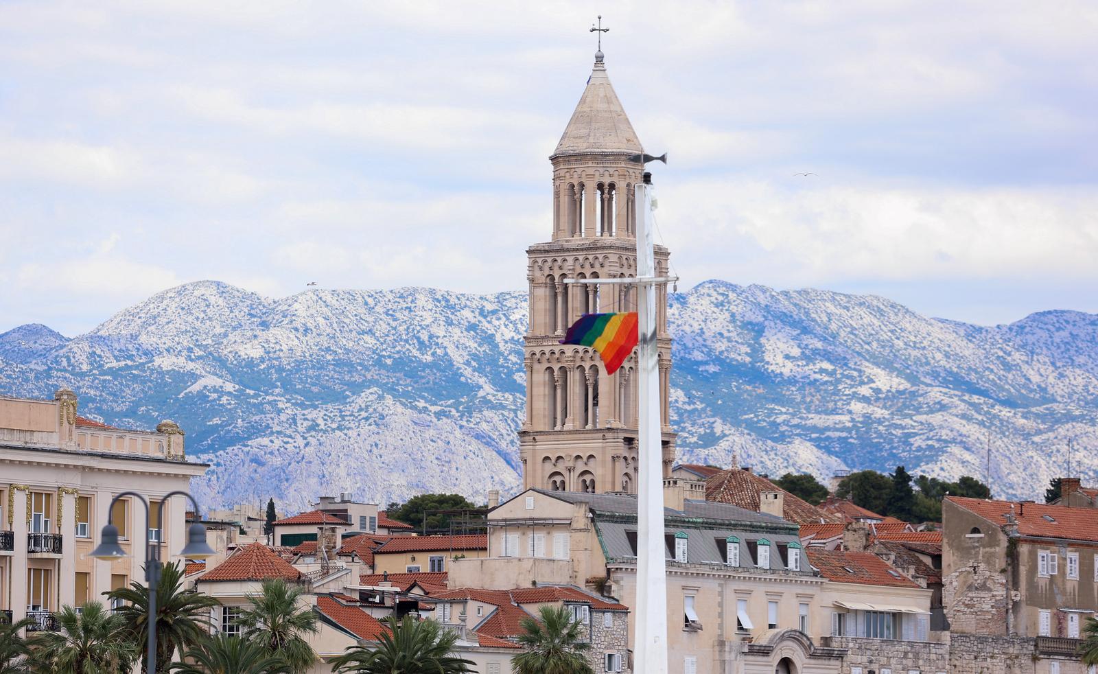 03.0672024., Split- Ilustracije, centar grada, zastava duginih boja viori na Mateusci najavljujuci Pride Split, a cuva je policija Photo: Ivana Ivanovic/PIXSELL