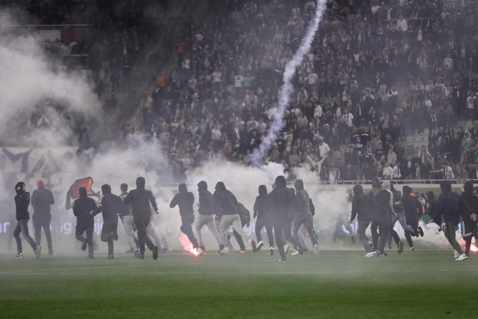 03.04.2024., stadion Poljud, Split - SuperSport Hrvatski nogometni kup, polufinale, HNK Hajduk - GNK Dinamo. Nakon zavrsetka  utakmice upadom Torcide na teren nastali su neredi i sukob s policijom koja je kasnije ispraznila cijeli stadion. Photo: Ivo Cagalj/PIXSELL