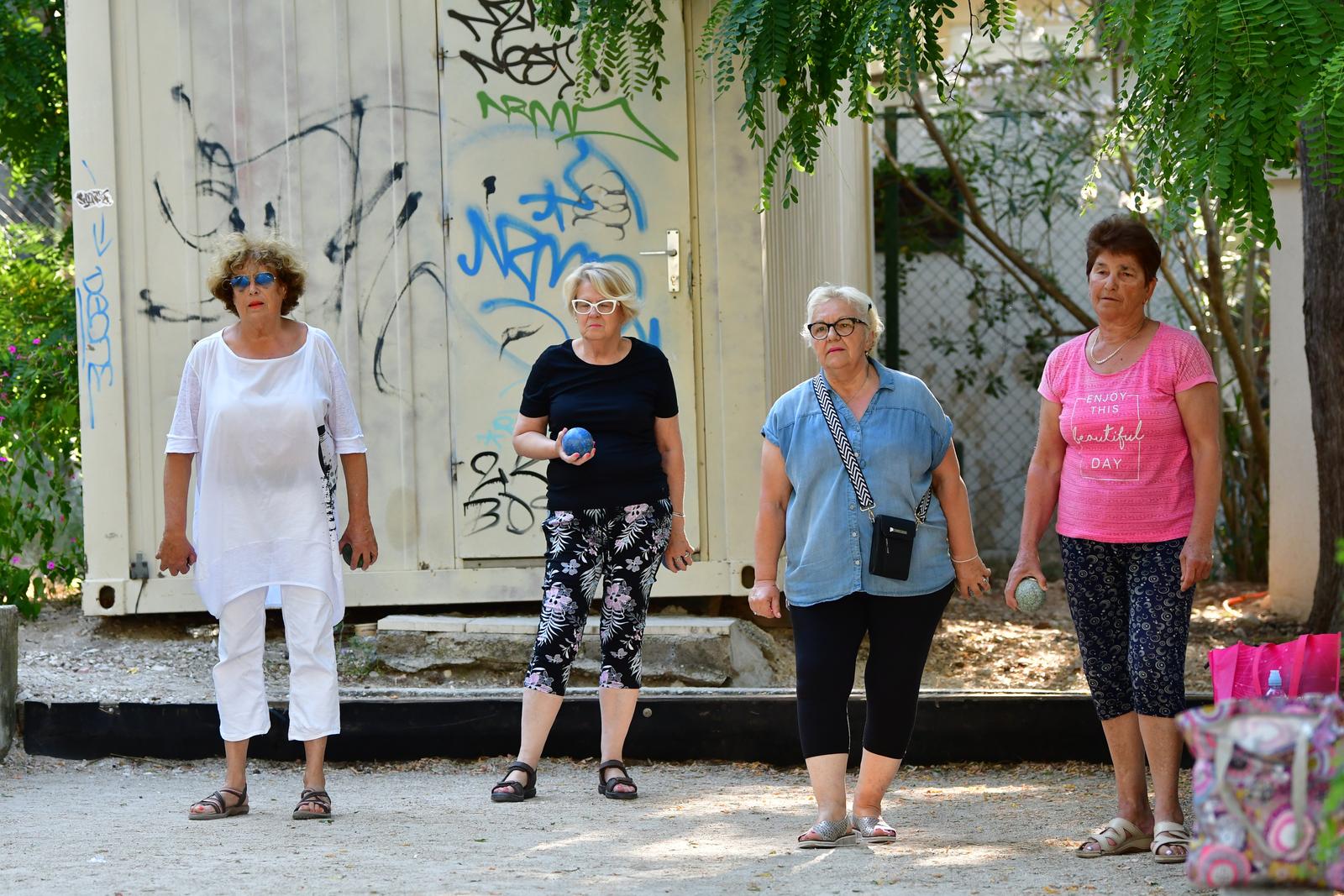 03.07.2023.Makarska, bocaliste pored Arbuna  Makarske umirovljenice svoje dane krate na bocalistu pored Arbuna gdje  ponedjeljkom i petkom igraju boce.   Photo: Matko Begovic/PIXSELL