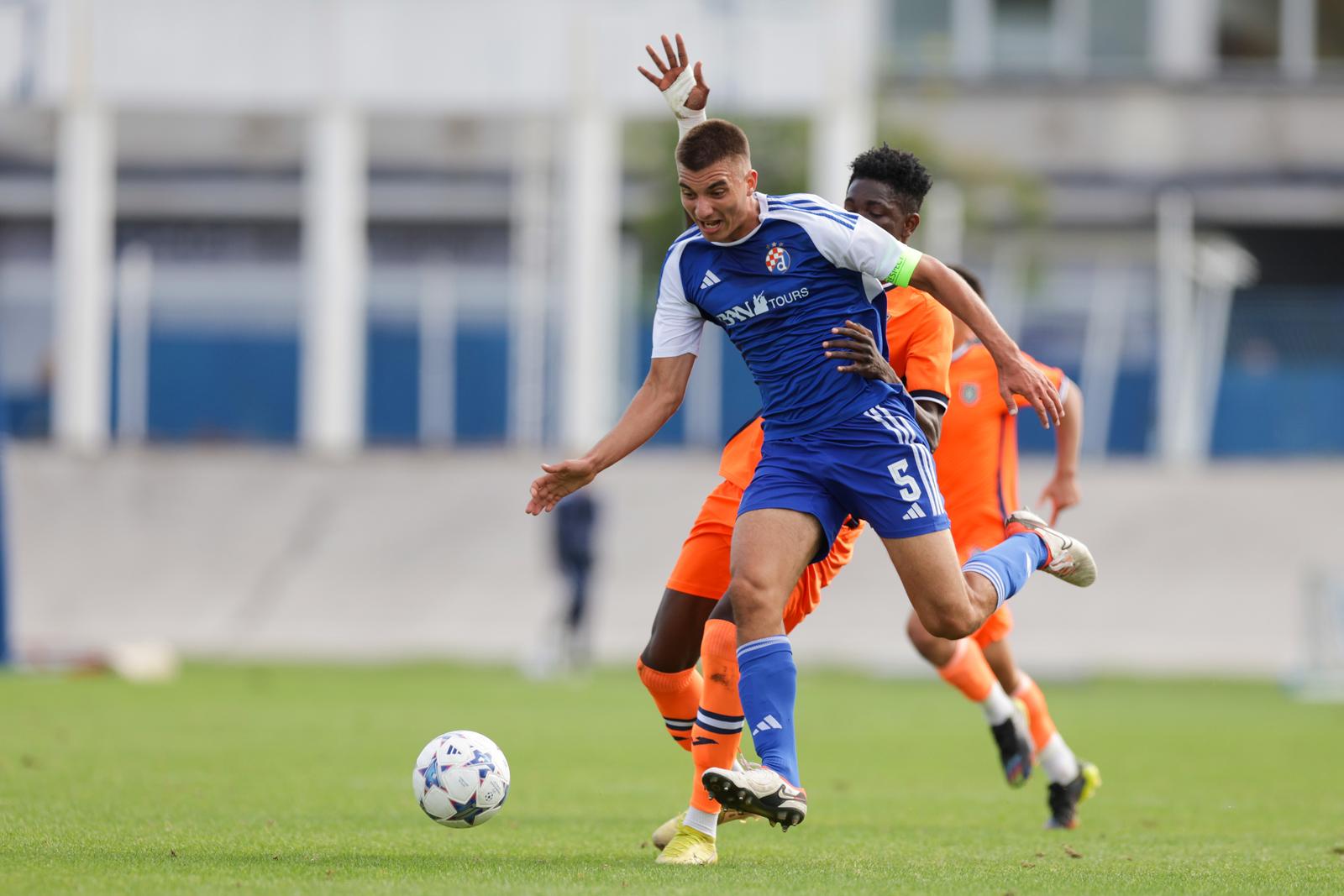 04.10.2023., stadion Kranjceviceva, Zagreb - UEFA Liga prvaka mladih, put prvaka, GNK Dinamo - Istanbul Basaksehir FK. Vito Caic, Mohamed Fofana Photo: Luka Stanzl/PIXSELL