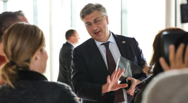 04.11.2022., Zagreb - Predsjednik Vlade Andrej Plenkovic odlazi iz Nacionalne i sveucilisne knjiznice nakon redovne sjednice Vlade RH. Photo: Jurica Galoic/PIXSELL Photo: Jurica Galoic/PIXSELL