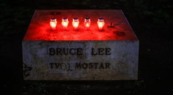 04.03.2024. Mostar, Bosna i Hercegovina - Zapaljene svijece na mjestu gdje je stajao spomenik Bruce Leeju.
 Photo: Denis Kapetanovic/PIXSELL
