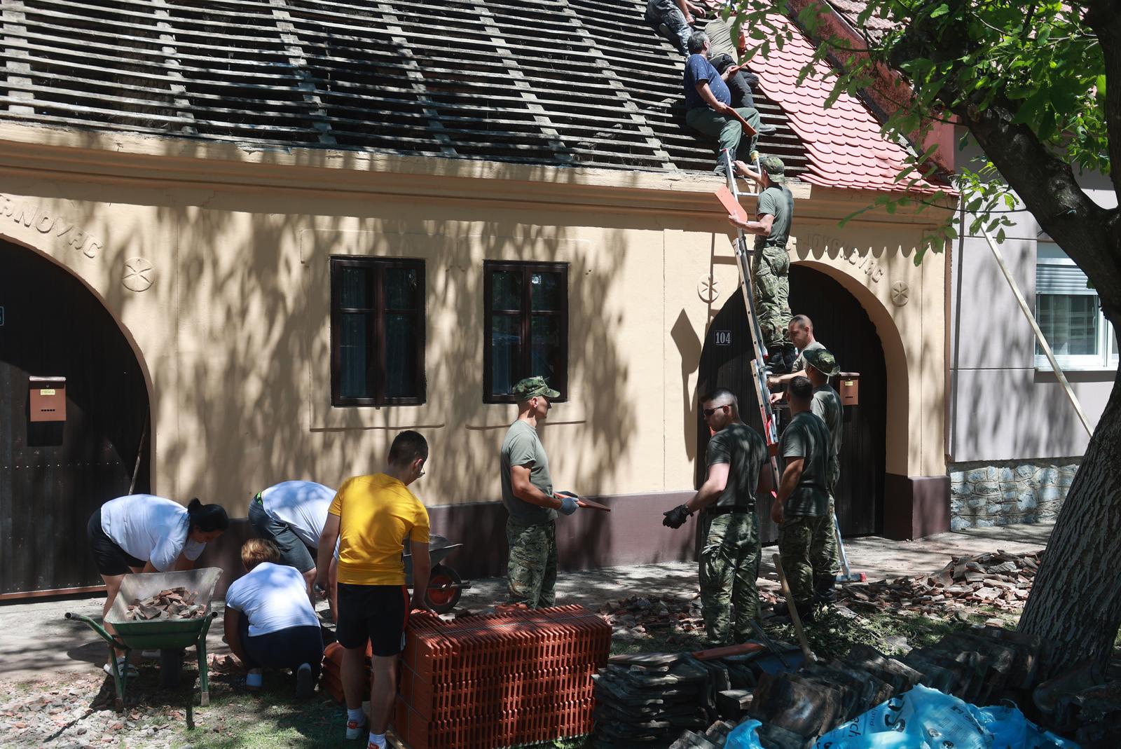 05.07.2024., Bosnjaci - Vojska pristigla u Bosnjake kako bi pomogla u rasciscavanju i pokrivanju stradalih kuca. Photo: Davor Javorovic/PIXSELL