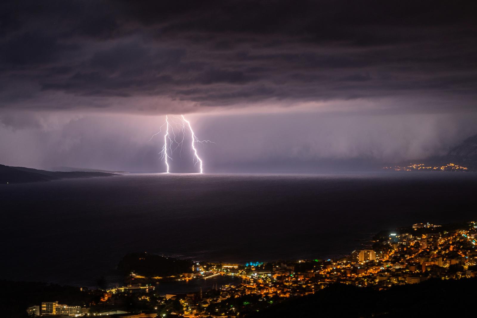 05.08.2023. Makarska - Jako grmljavinsko nevrijeme zahvatilo je nocas Dalmaciju i ostale dijelove Hrvatske. Pogled na Makarsku i munje u brackom kanalu prema Splitu. Photo: Matko Begovic/PIXSELL