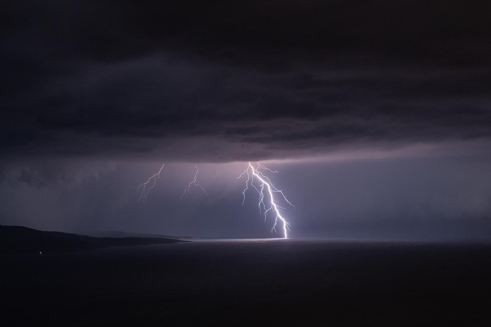 05.08.2023. Makarska - Jako grmljavinsko nevrijeme zahvatilo je nocas Dalmaciju i ostale dijelove Hrvatske. Pogled na Makarsku i munje u brackom kanalu prema Splitu. Photo: Matko Begovic/PIXSELL