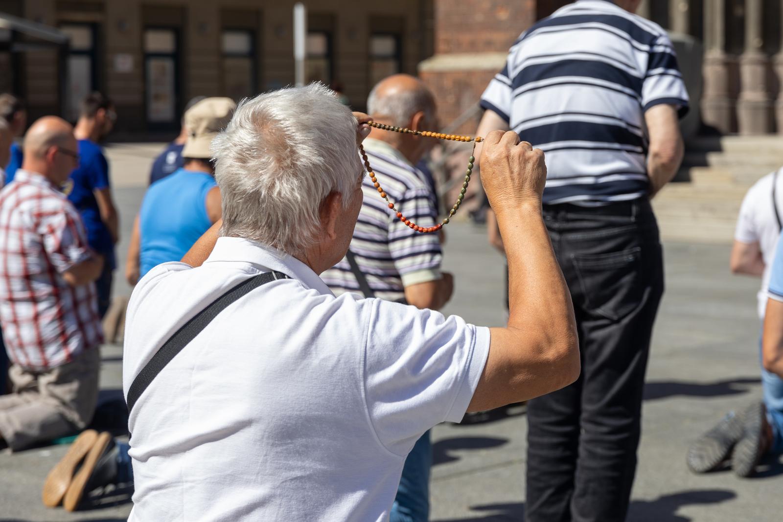 06.06.2024. Osijek  - "Tiha misa" ispred osječke konkatedrale, paralelno s molitvom muškaraca iz organizacije „Muzevni budite“ Photo: Borna Jaksic/PIXSELL