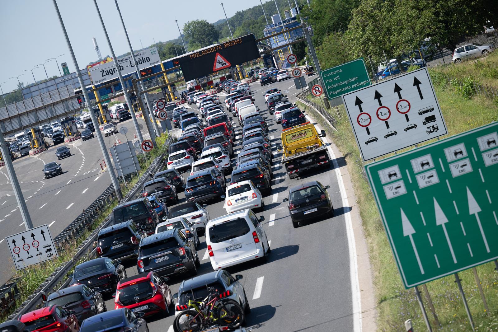 06.07.2024.,Zagreb -  Velike guzve  stvaraju se na naplatnoj postaji Lucko u smjeru mora. Photo: Davor Puklavec/PIXSELL