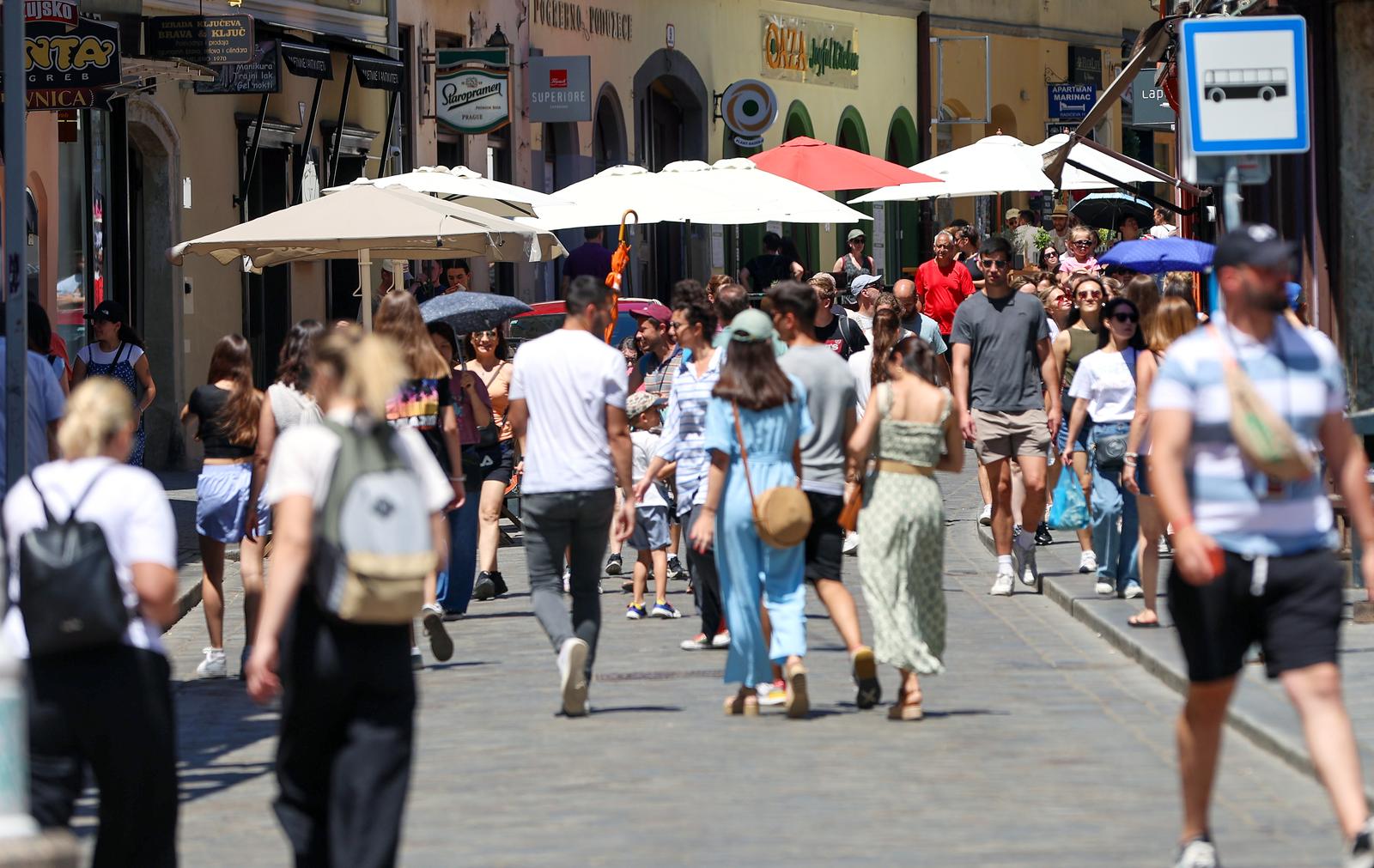 06.07.2024., Zagreb - Trg bana Josipa Jelacica. Temperature iznad 30 stupnjeva primorale su vecinu prolaznika da kisobrane upotrijebe ne bi li se zastitili od sunca. Photo: Sanjin Strukic/PIXSELL