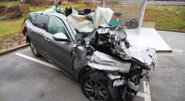 07.01.2024., Duga Resa - Olupina automobila marke Alfa  koje je sudjelovalo u prometnoj nesreci na autocesti A1 kod tunela Sveti Marko. U automobilu je poginuo bracni par iz Rijeke dok je njihov 16-godisnji sin zadobio teske ozlijede. Photo: Kristina Stedul Fabac/PIXSELL