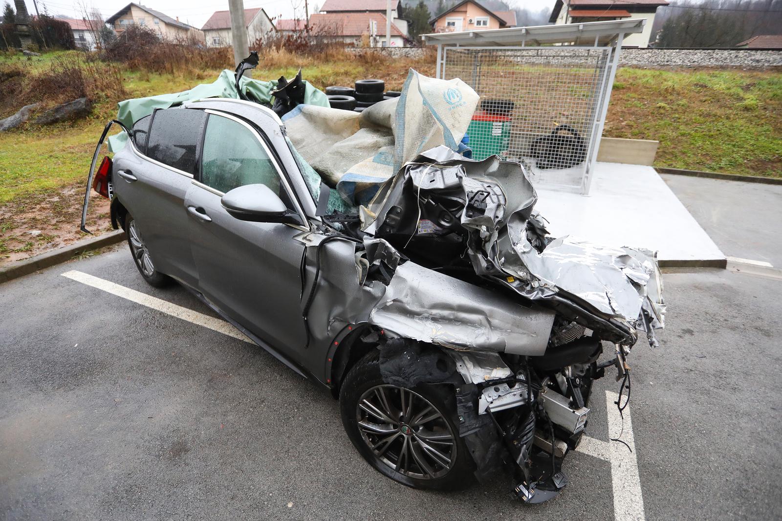 07.01.2024., Duga Resa - Olupina automobila marke Alfa  koje je sudjelovalo u prometnoj nesreci na autocesti A1 kod tunela Sveti Marko. U automobilu je poginuo bracni par iz Rijeke dok je njihov 16-godisnji sin zadobio teske ozlijede. Photo: Kristina Stedul Fabac/PIXSELL