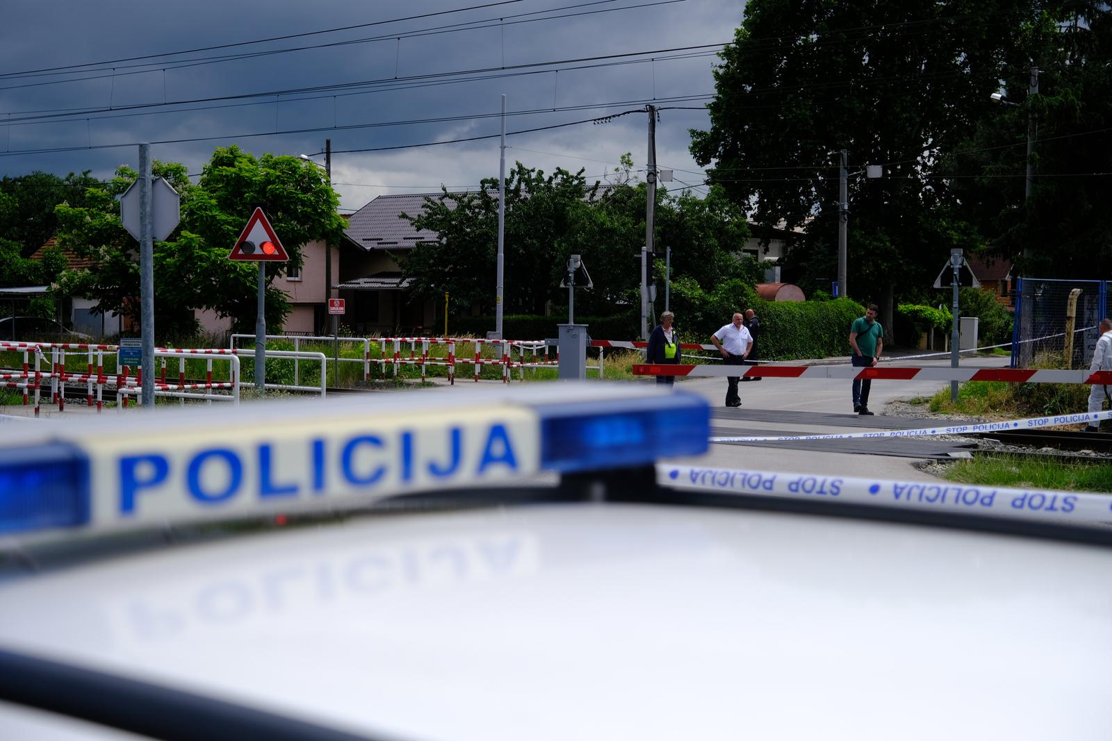 08.06.2022., Zagreb - Jedna osoba poginula je u naletu vlaka na pruznom prijelazu Trnava u Branimirovoj ulici. Ocevid je u tijeku. Photo: Slaven Branislav Babic/PIXSELL