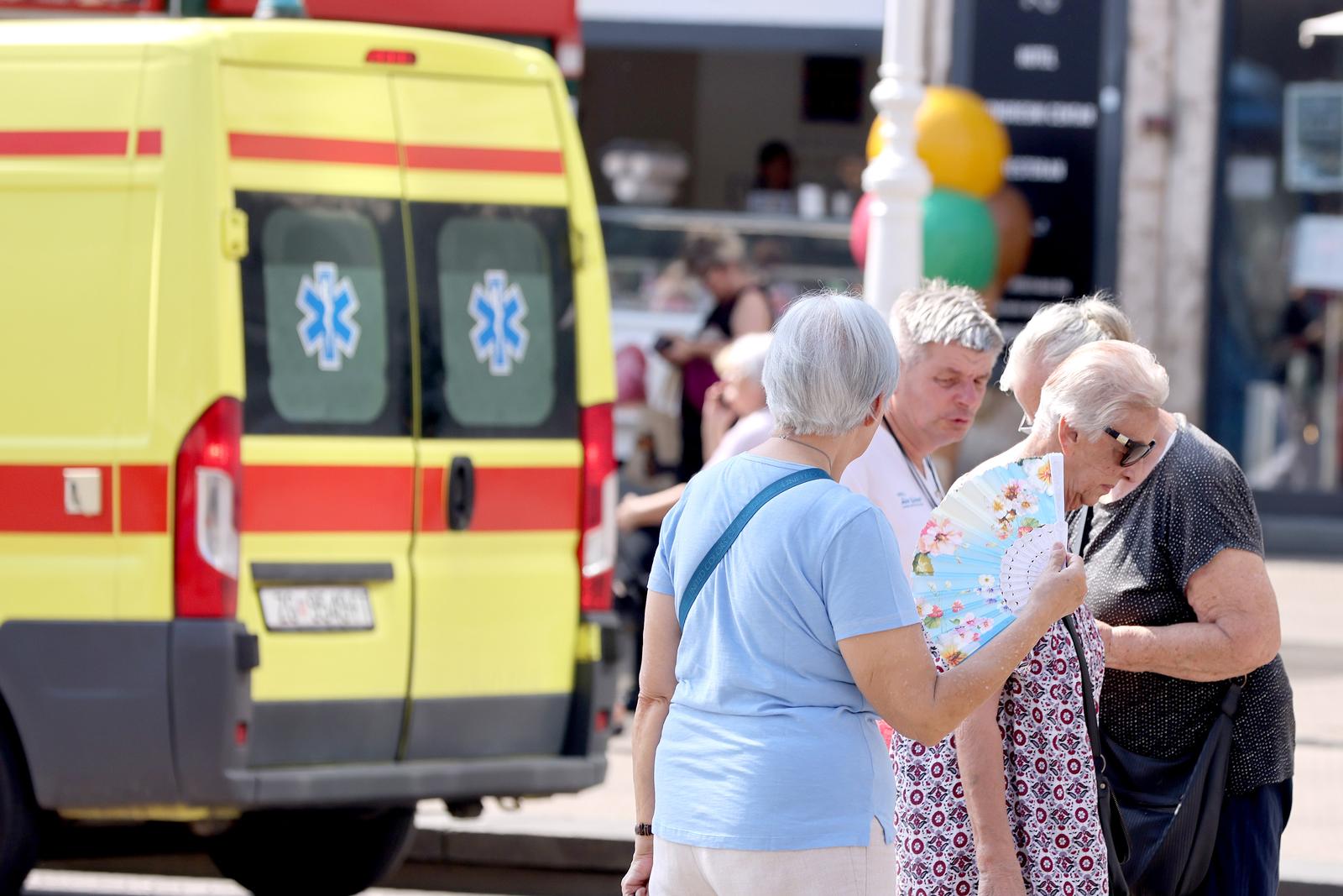 08.07.2024., Zagreb - Iako se vrhunac toplinskog vala ocekuje tek u drugom dijelu tjedna, vec danas su visoke temperature natjerale Zagrepcane da potraze zastitu od sunca koje od jutra nemilosrdno przi. Photo: Patrik Macek/PIXSELL