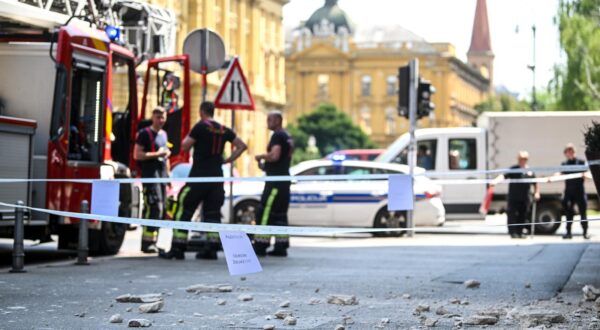 08.07.2024., Zagreb - Sa zgrade na adresi Trg republike Hrvatske 8 pao je dio zbuke. Photo: Igor Soban/PIXSELL