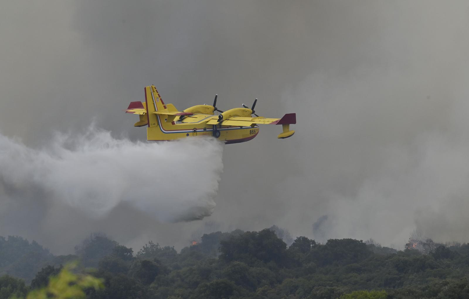 09.07.2022., Pula - Veliki pozar ponovno je izbio u naselju Valdebek. Gasenju pozara prikljucio se i kanader Photo: Ziga Zivulovic/F.A. Bobo/PIXSELL