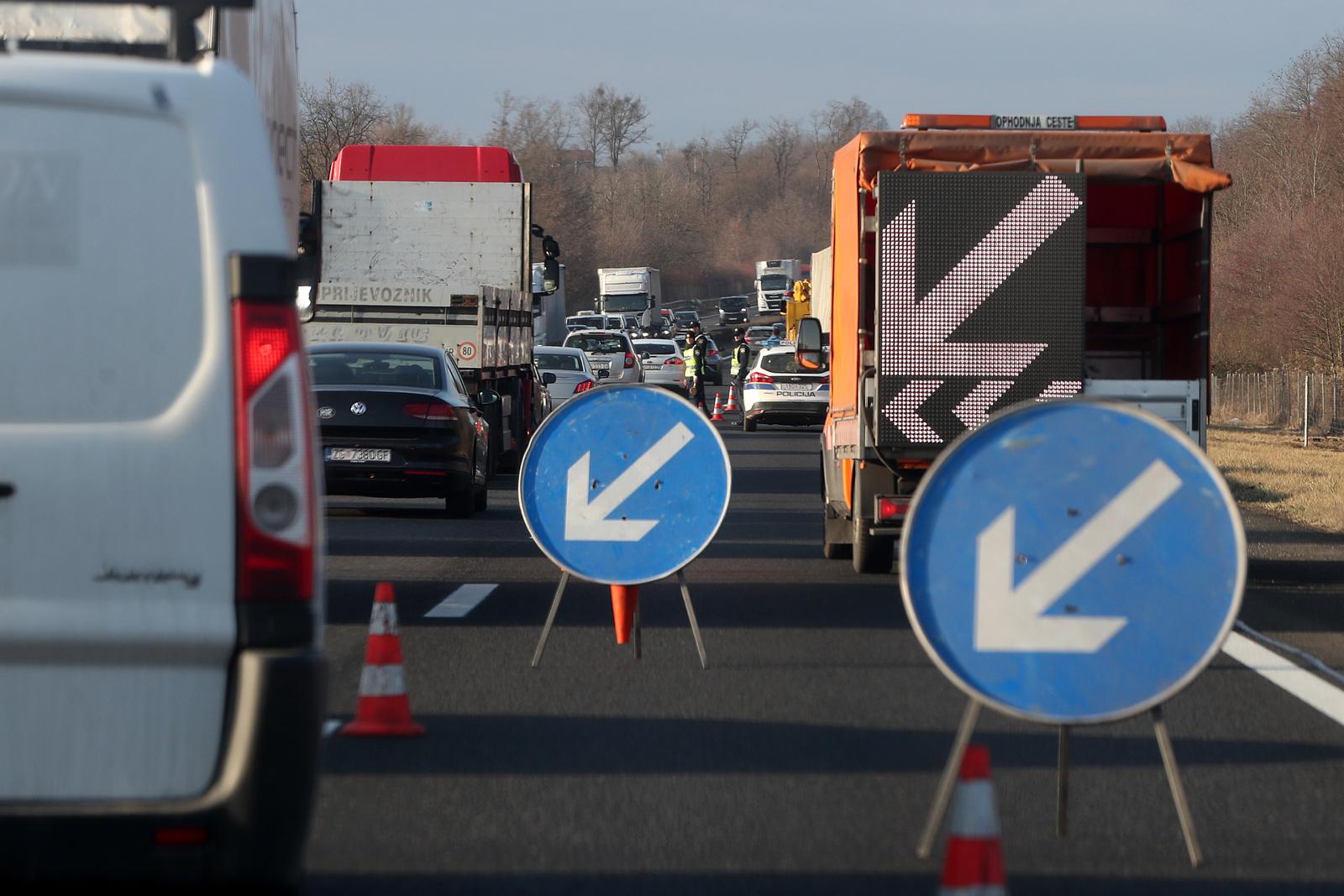 11.02.2022.,  Zagreb - Oko 4.20 na autocesti A1, u blizini Demerja doslo je do prometne nesrese u kojoj je smrtno stradala jedna osoba. Policijski ocevid je u tijeku, a premet se odvija usporeno jednom prometnom trakom. Photo: Igor Kralj/PIXSELL