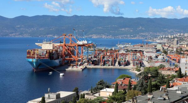 11.09.2022., Rijeka - Teretni brod za prijevoz kontejnera Maersk Havana prekrcava kontejnere na kontejnerskom ternimalu rijecke luke na Brajdici. 
  Photo: Goran Kovacic/PIXSELL