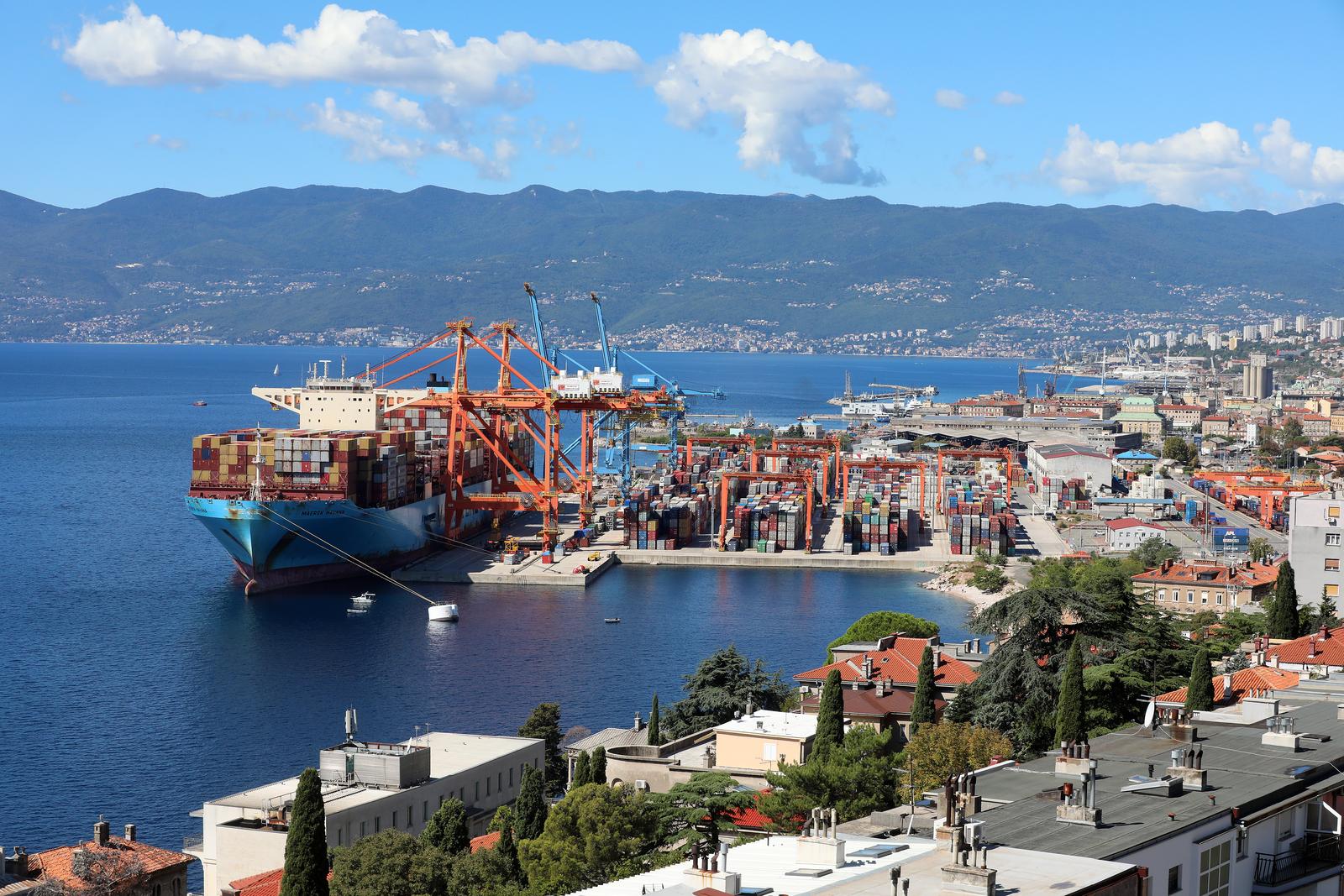 11.09.2022., Rijeka - Teretni brod za prijevoz kontejnera Maersk Havana prekrcava kontejnere na kontejnerskom ternimalu rijecke luke na Brajdici. 
  Photo: Goran Kovacic/PIXSELL