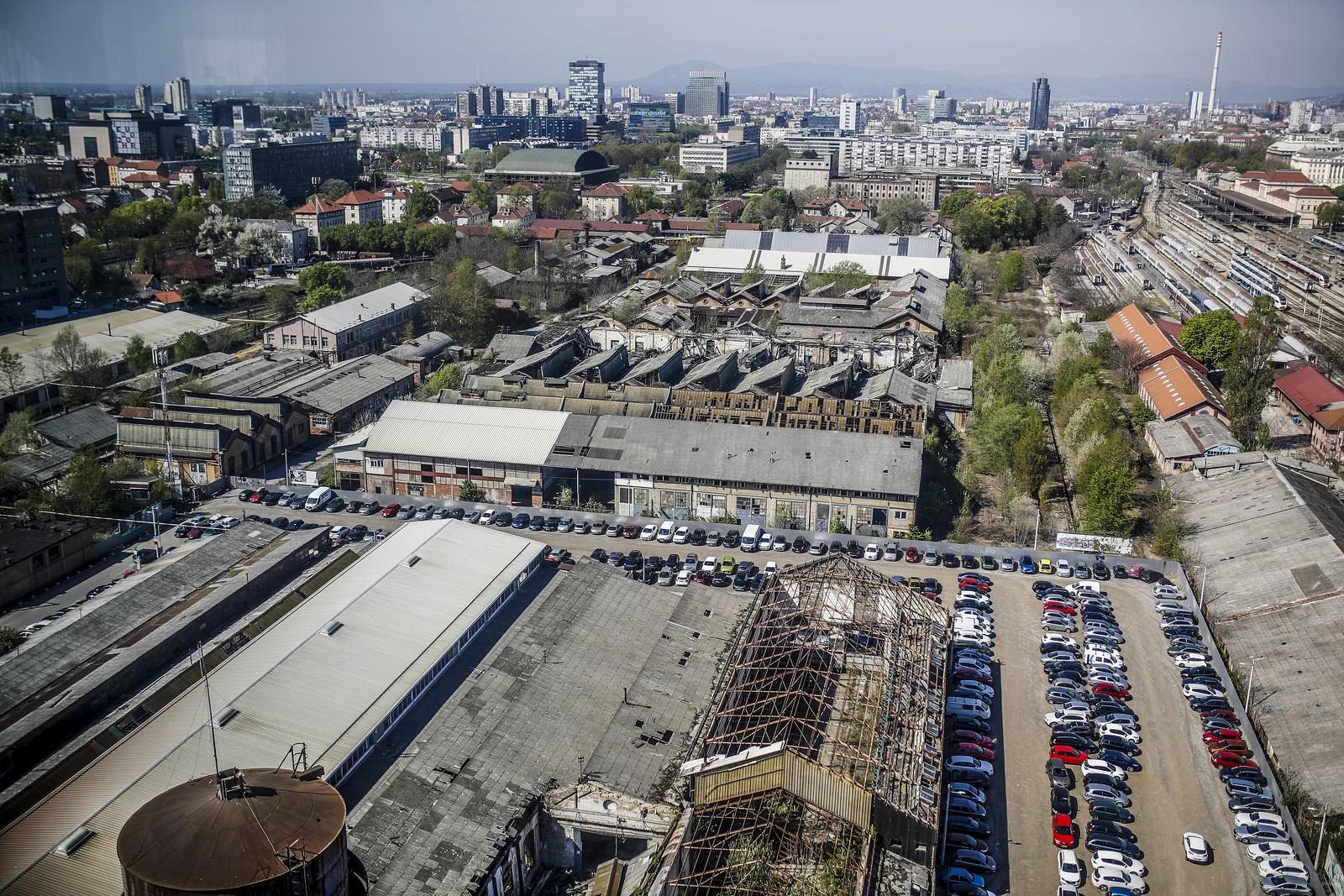 13.04.2022., Zagreb - Panorama grada Zagreba snimljena s nebodera u Strojarskoj cesti 20.  Zapusteni prostori tvrtke Gredelj.
  Photo: Slavko Midzor/PIXSELL