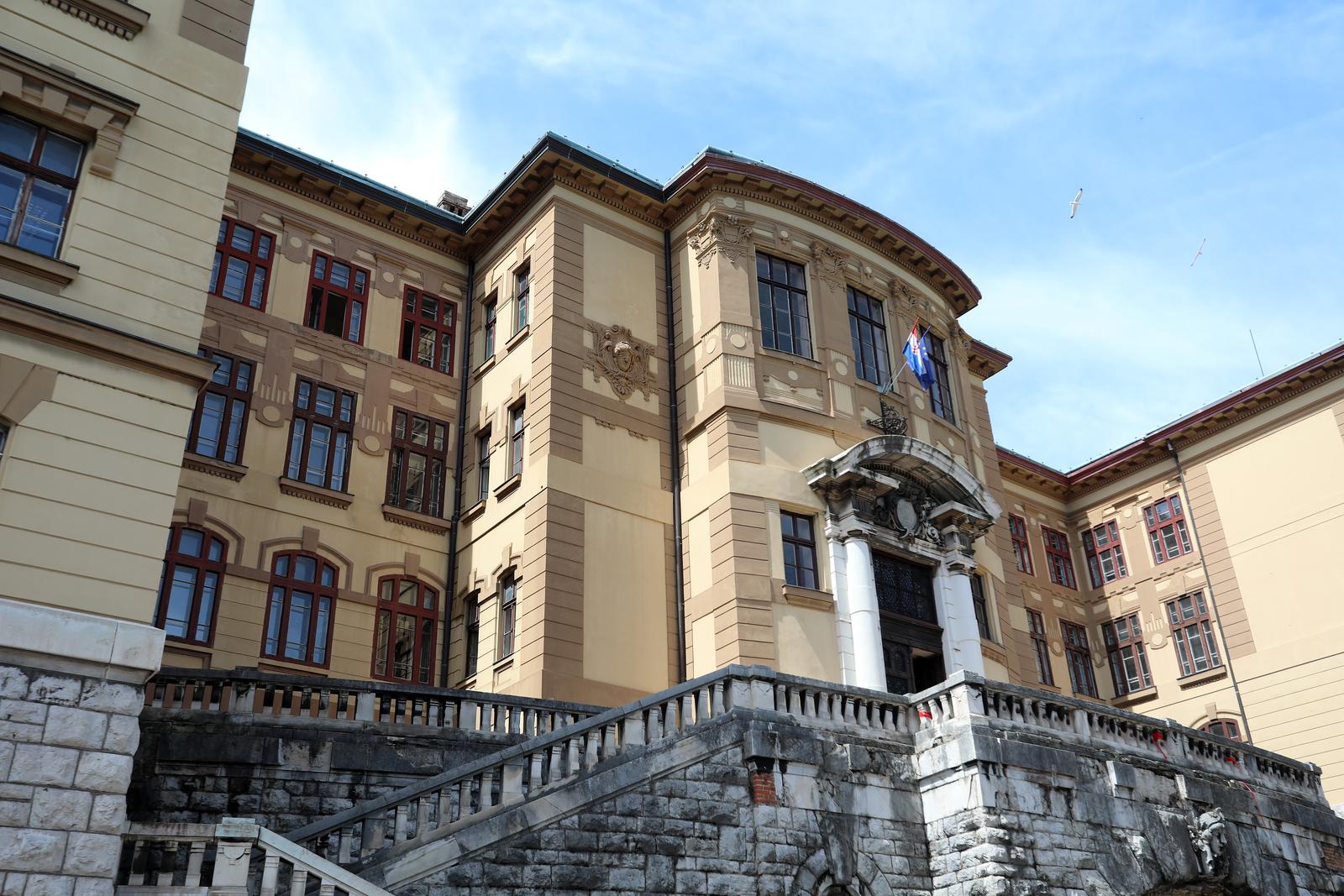 14.06.2024., Rijeka - Zgrada Zupanijskog suda i prozori kroz koje je navodno skocio i pobjegao okrivljenik dok je na hodniku suda cekao izricanje presude. Photo: Goran Kovacic/PIXSELL