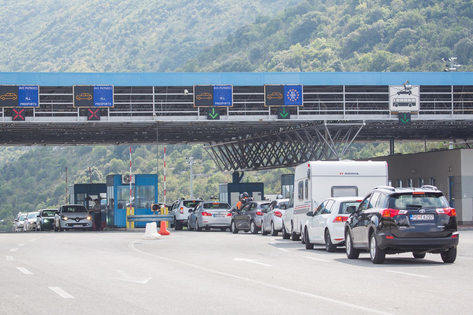 15.09.2016., Karasovici - Granicni prijelaz Karasovici izmedju Hrvatske i Crne Gore na kojem su uredjaji za detekciju radijacije izmjerili visoku koncentraciju zracenja u osobnom automobilu ruskih registarskih oznaka. rPhoto: Grgo Jelavic/PIXSELL