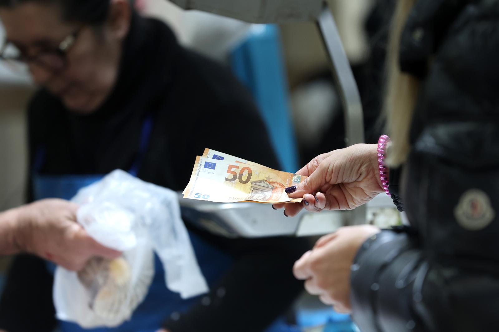 16.02.2024., Zagreb - Trznica Dolac. Ribarnica na trznici Dolac svakodnevno nudi veliki izbor ribe, a posebnu ponudu svjeze ribe moze se pronaci svaki petak. Photo: Sanjin Strukic/PIXSELL