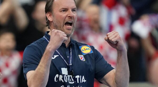 RIGHTS ONLY FOR: Croatia, Slovenia, Bosnia, Serbia, Montenegro 16 March 2024, Lower Saxony, Hanover: Handball: Olympic Qualification, Qualification, Tournament 2, Matchday 2, Germany - Croatia, in the ZAG Arena. Croatia's coach Dagur Sigurdsson cheers on the sidelines. Photo: Marcus Brandt/dpa Photo: Marcus Brandt/PIXSELL