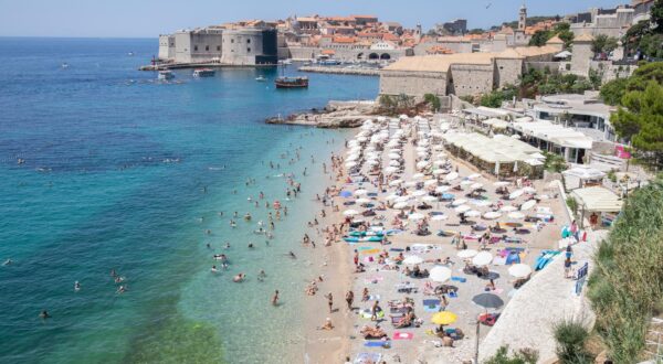 16.07.2024., Plaza Banje, Dubrovnik - Prepuna plaza Banje. Temperatura mora u Dubrovniku je najvaca odkada se provode mjerenja.

 Photo: Grgo Jelavic/PIXSELL