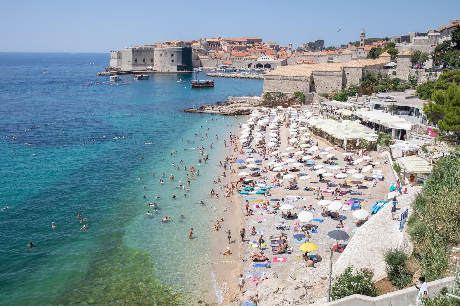 16.07.2024., Plaza Banje, Dubrovnik - Prepuna plaza Banje. Temperatura mora u Dubrovniku je najvaca odkada se provode mjerenja.

 Photo: Grgo Jelavic/PIXSELL