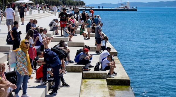 17.05.2024., Zadar - Brojni turisti odlucili iskoristiti lijepo i toplo vrijeme za razgledavanje grada. Photo: Sime Zelic/PIXSELL