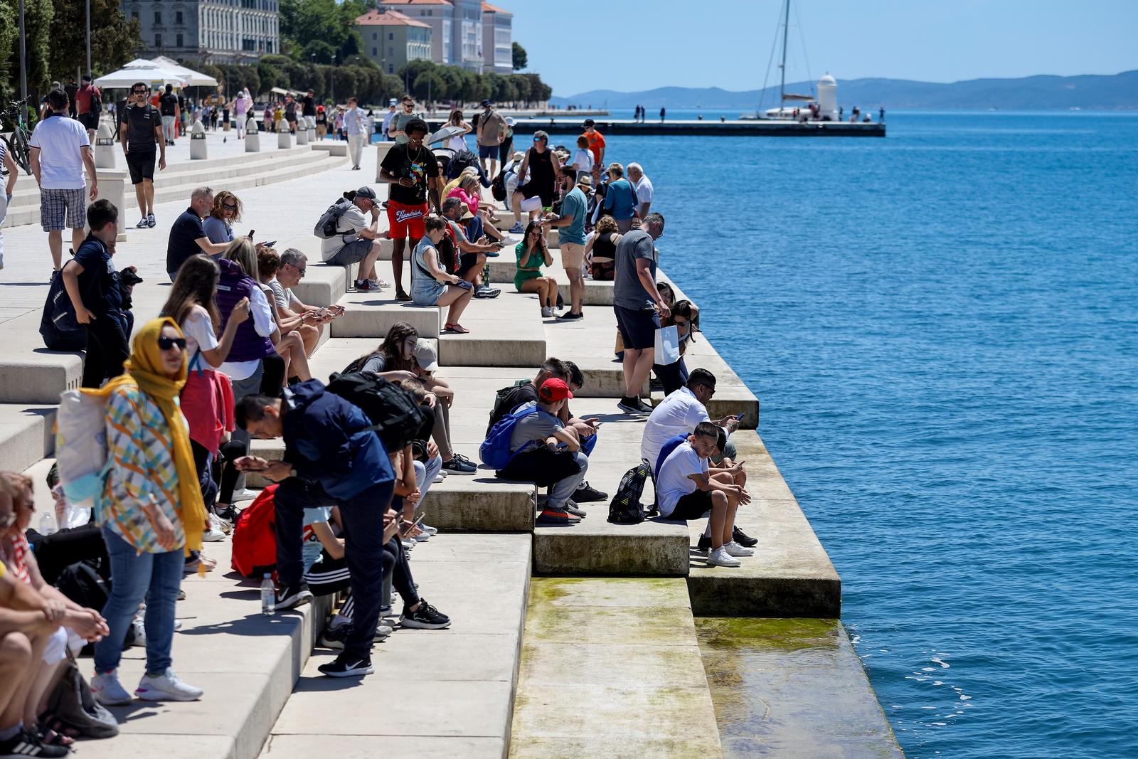 17.05.2024., Zadar - Brojni turisti odlucili iskoristiti lijepo i toplo vrijeme za razgledavanje grada. Photo: Sime Zelic/PIXSELL