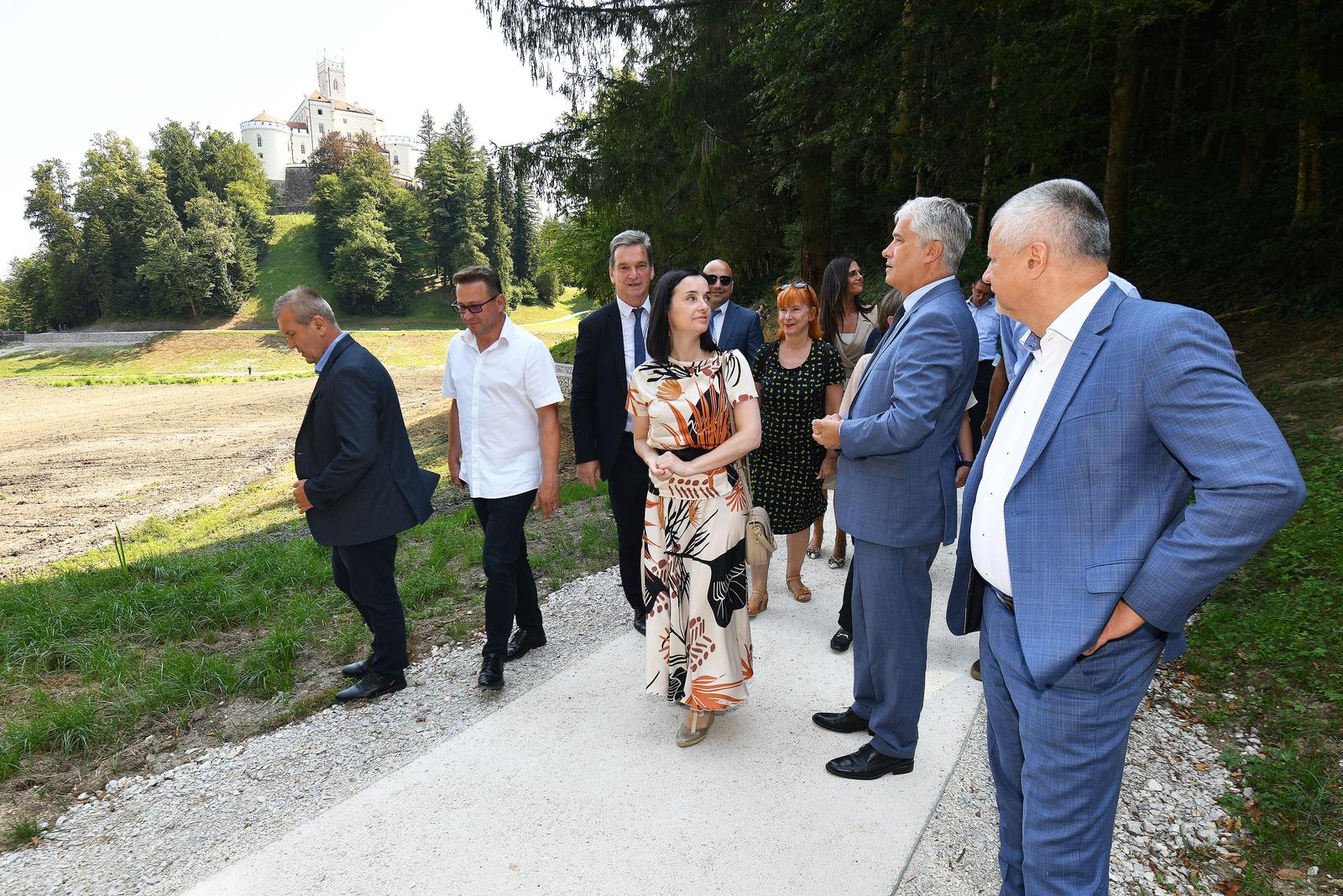 18.07.2024., Trakoscan - Ministrica zastite okolisa i zelene tranzicije Marija Vuckovic dodijelila je ugovore za sufinanciranje razvoja pametnih i odrzivih rjesenja i usluga u javnom sektoru te je obisla Trakoscansko jezero. Andjelko Stricak, Marija Vuckovic, Zoran Djurokovic



 Photo: Vjeran Zganec Rogulja/PIXSELL