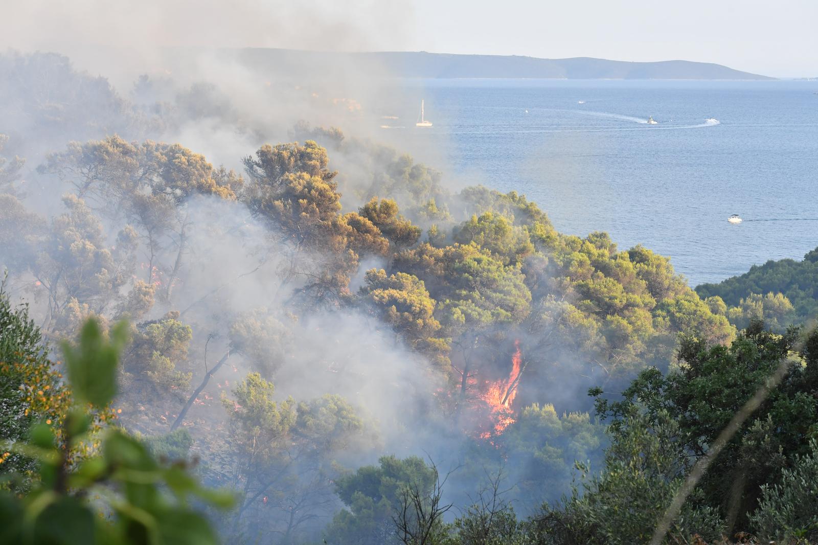 18.07.2024., Trogir - U popodnevnim satima izbio je pozar otvorenog prostora kod Trogira, u blizini hotelskog naselja Medena. U gasenju sudjeluju 3 Canadaira i 70 vatrogasaca s 20 vozila. Photo: Josko Herceg/PIXSELL