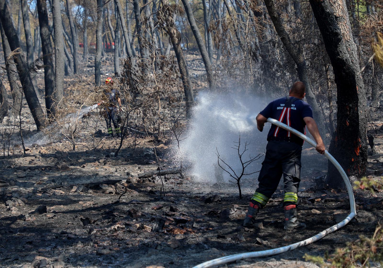 19.07.2024., Seget - Dan nakon sumskog pozara u blizini apartmanskig naselja Medena. Photo: Ivana Ivanovic/PIXSELL