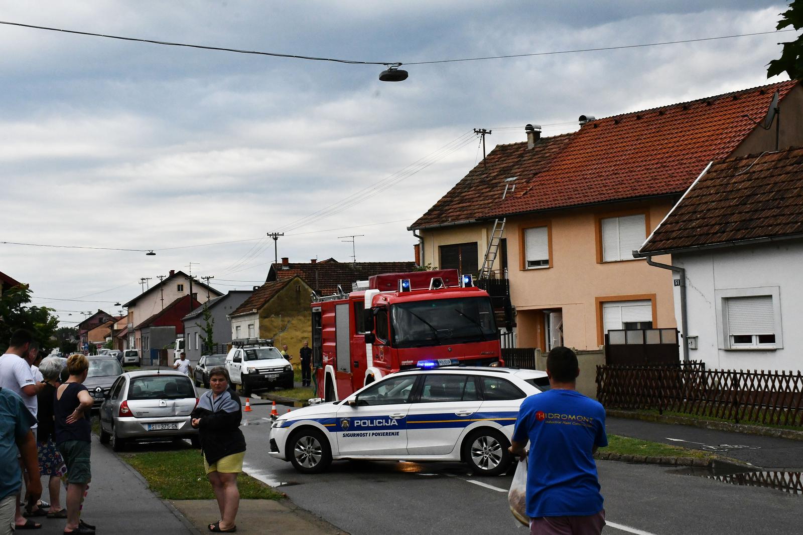 20.07.2024., Slavonski Brod - U Ulici Josipa Runjanina grom udario u krov obiteljske kuce. Photo: Ivica Galovic/PIXSELL